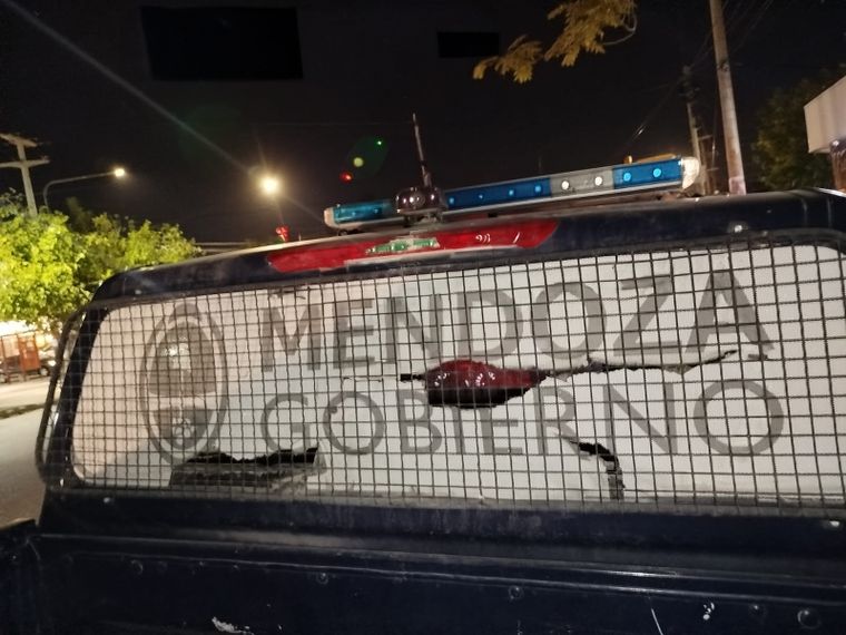 La rotura en la luneta de una de las camionetas policiales. La rotura en la luneta de una de las camionetas policiales.