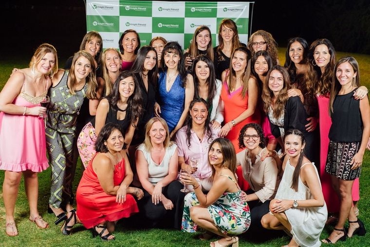 Las chicas de Knight Piésold festejaron a lo grande.