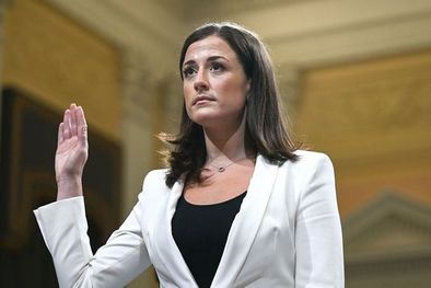 MDZol | Cassidy Hutchinson, exasistente de la Casa Blanca, que testificó en contra de Donald Trump durante las vistas del Congreso que investigan los ataques del 6 de enero. Foto: GETTY IMAGES