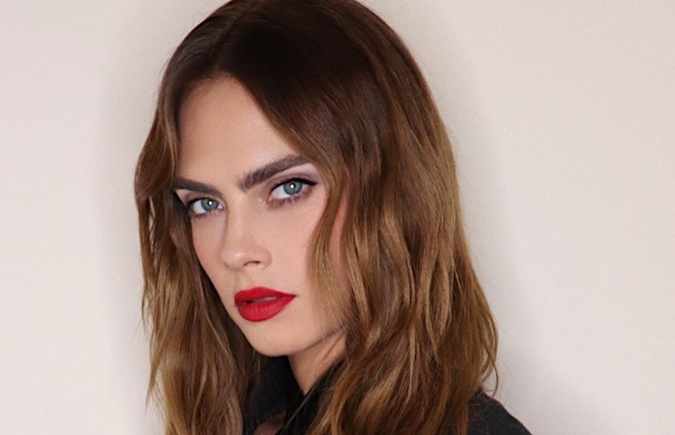 Cara Delevingne tiene una silueta ideal para destacar con trajes estilosos. Foto: Instagram: caradelevingne