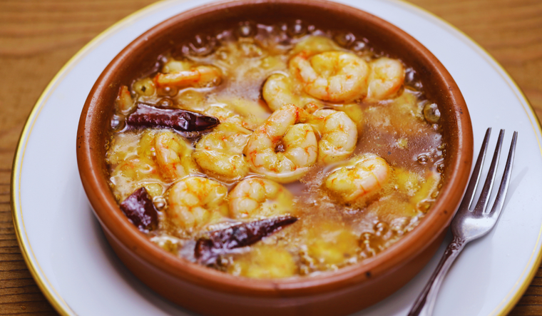 La receta es tan sabrosa que en España se considera casi obligatorio acompañarla con pan para mojar el aceite. La receta es tan sabrosa que en España se considera casi obligatorio acompañarla con pan para mojar el aceite.