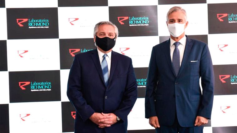 El presidente junto a Marcelo Figueiras de Laboratorios Richmond, donde se hará la vacuna Sputnik V en Argentina
