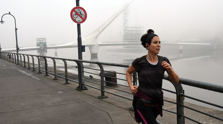 La Ciudad de Buenos Aires presenta este jueves bancos de niebla y una persistente garúa. Foto: TELAM