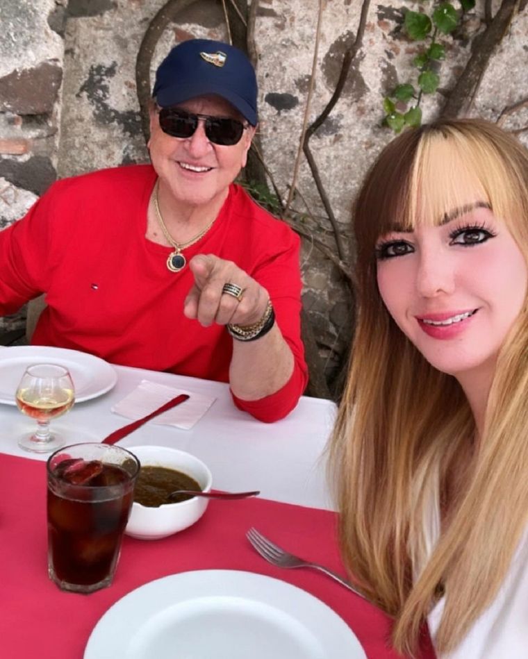 Carlos Villagrán junto a su hija Vanesa. Foto: Instagram