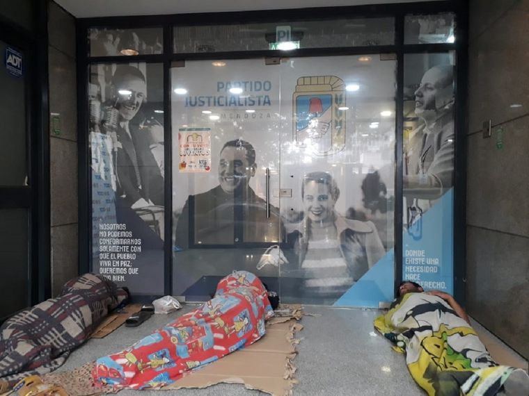 En pleno centro tres jóvenes duermen mientras la copiosa lluvia se hacía sentir esta mañana en Mendoza. Foto: Gentileza