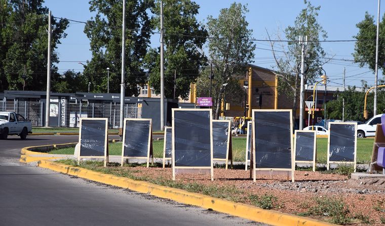 Los puestos en los puentes ya no solo se limitan a parrillas y verdulerías. Los puestos en los puentes ya no solo se limitan a parrillas y verdulerías.