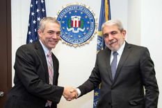 Aníbal Fernández firmó un acuerdo con el FBI para la creación de un equipo de trabajo conjunto. Aníbal Fernández firmó un acuerdo con el FBI para la creación de un equipo de trabajo conjunto.