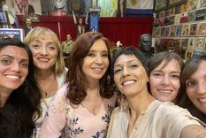 Luana Volnovich, Anabel Fernández Sagasti, Mayra Mendoza, Juliana Di Tullio y Luz Alonso junto a Cristina Fernández de Kirchner. Foto: Twitter Mayra Mendoza