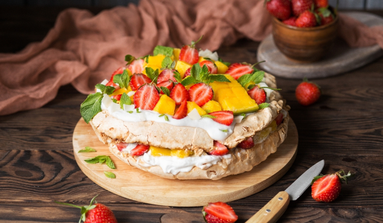 Postre elegante y refrescante: Pavlova con sabor tropical Foto: Shutterstock