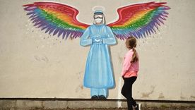 En el modelo matemático más usado para predecir el avance de las enfermedades infecciosas como la covid-19, los muertos son considerados recuperados.