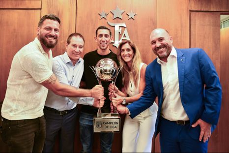 Jorge Broun, Ariel Holan, Ángel Di María, Carolina Cristinziano y Gonzalo Belloso, con el trofeo de campeón de la Liga Profesional 2025. Jorge Broun, Ariel Holan, Ángel Di María, Carolina Cristinziano y Gonzalo Belloso, con el trofeo de campeón de la Liga Profesional 2025.
