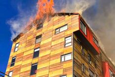 Chile tuvo ayer un incendio de consideración en un hotel. Foto Bomberos de Chile