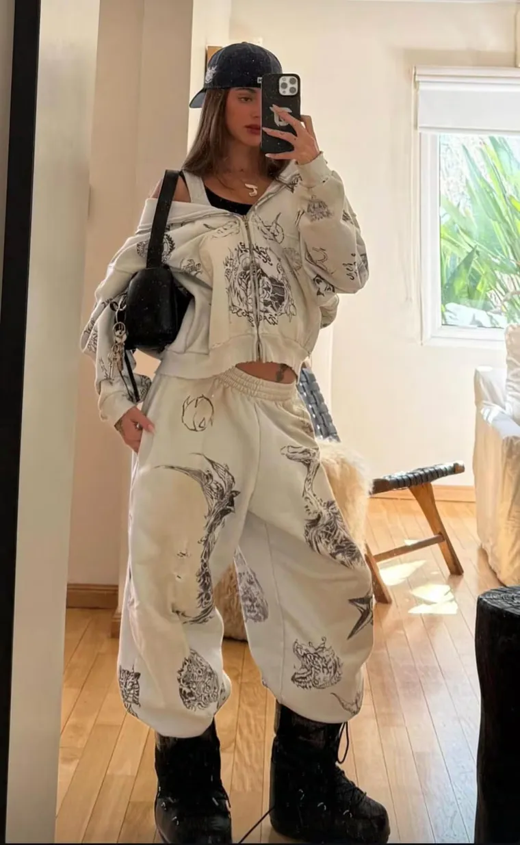 El look urbano de Tini Stoessel que conquistó Instagram. El look urbano de Tini Stoessel que conquistó Instagram.