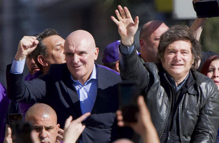 Javier Milei y José Luis Espert en la fallida caravana de La Libertad Avanza en Lomas de Zamora.