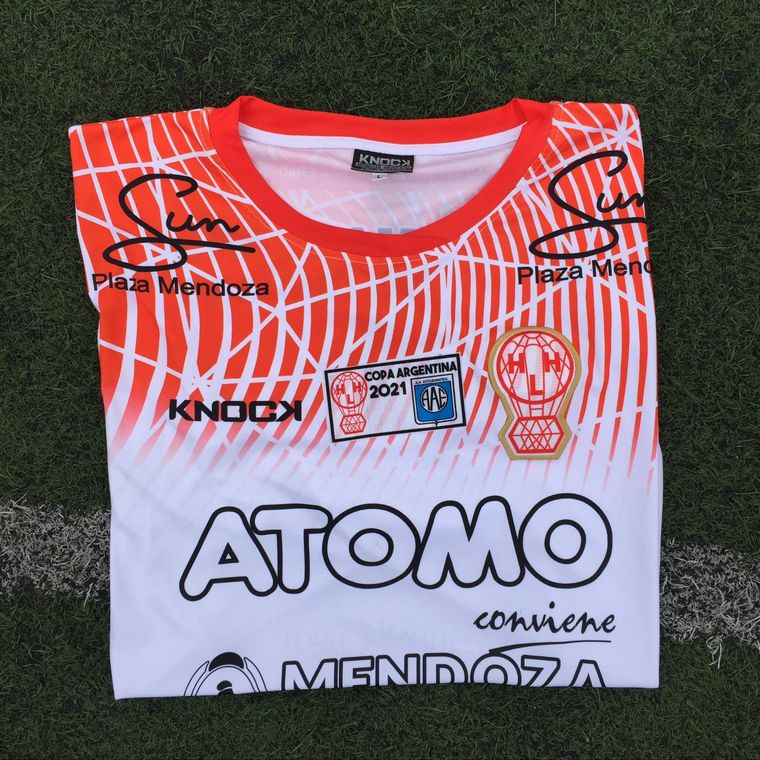 La camiseta que usará el Globito en el partido. Foto: @prensahuracan