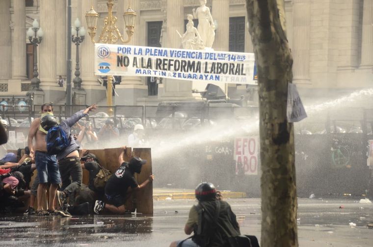 Gases lacrimógenos contra los manifestantes. Gases lacrimógenos contra los manifestantes.