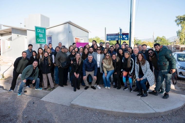 Amigos, familiares y funcionarios provinciales y municipales participaron del homenaje. Amigos, familiares y funcionarios provinciales y municipales participaron del homenaje.
