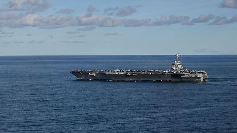 El portaaviones USS Gerald R Ford, el más grande del mundo, puede transportar hasta 90 aviones.