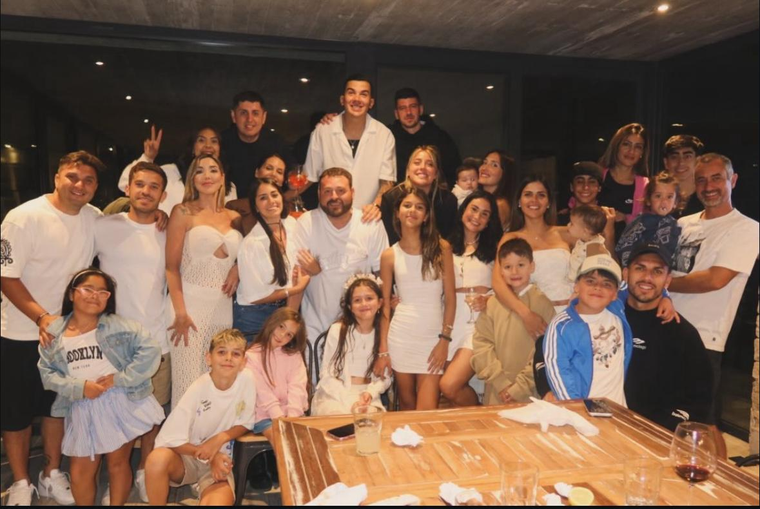 Leandro Paredes recibió el 2026 junto a toda su familia, esposa e hijos. Leandro Paredes recibió el 2026 junto a toda su familia, esposa e hijos.