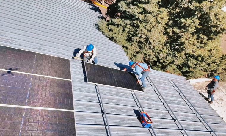 El edificio municipal ya funciona con energía solar y la comuna devolverá parte del ahorro a los contribuyentes que estén al día y adheridos al débito automático. El edificio municipal ya funciona con energía solar y la comuna devolverá parte del ahorro a los contribuyentes que estén al día y adheridos al débito automático.