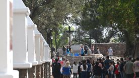 Cientos de fieles participan de las celebraciones en el Calvario por Semana Santa. Cientos de fieles participan de las celebraciones en el Calvario por Semana Santa.