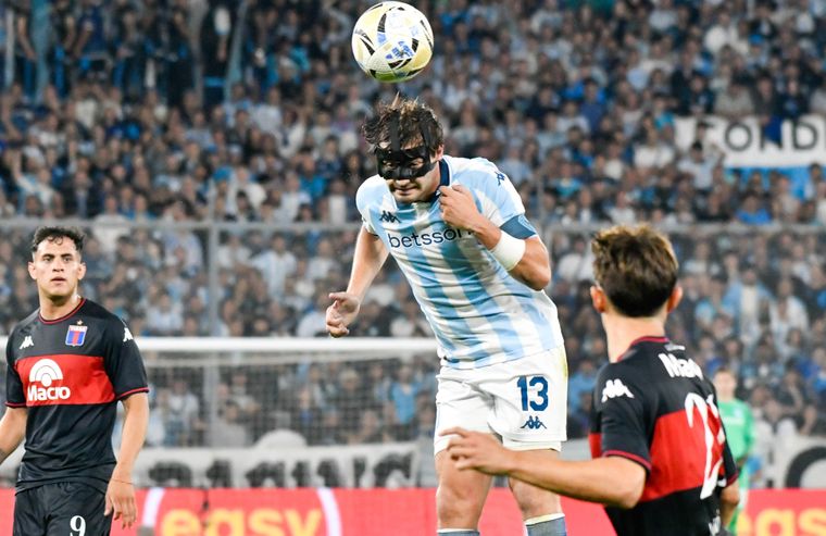 El enmascarado Santiago Sosa volvió a jugar un gran partido en Racing frente a Tigre, pero se fue expulsado por doble amonestación.&nbsp;