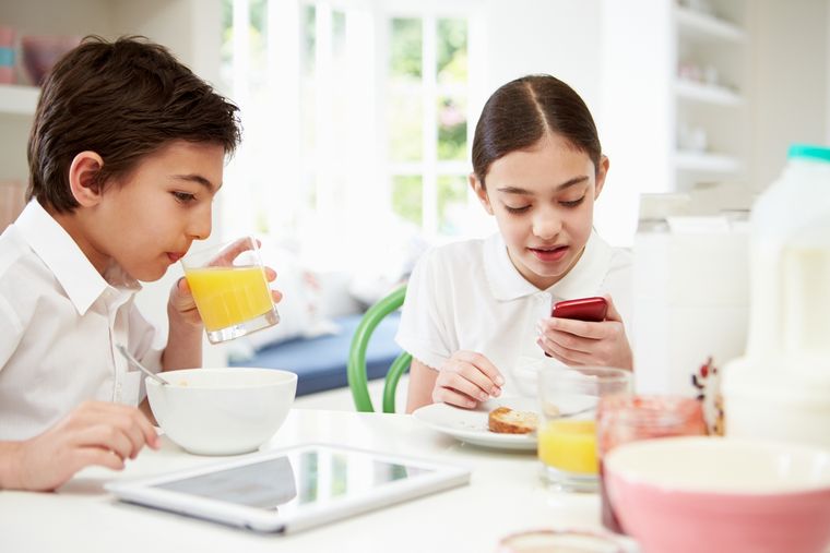 El contrato de un juez con su hija cuando le entrega su primer celular puede servir de ejemplo para un acuerdo que evite el abuso en el uso del teléfono. Foto: Shutterstock