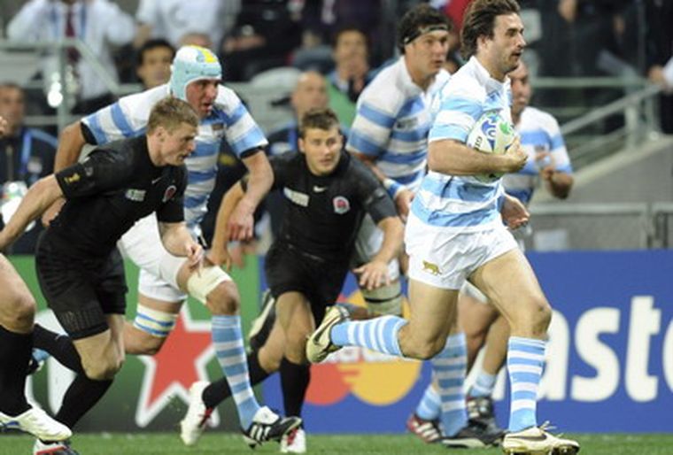 Bosch se escapa ante el asedio inglés. Foto: EFE