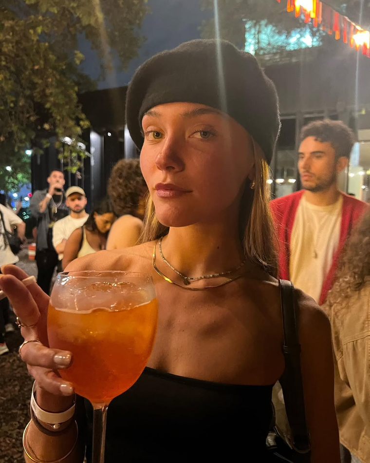 Sofía Solá deslumbra con un look vaquero en TikTok.