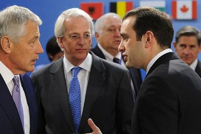 MDZol | Ivo Daalder (centro) junto al secretario de Defensa de EE.UU., Chuck Hagel (izquierda), y el ministro de Defensa de Georgia, Irakli Alasania, en junio de 2013. Foto: GETTY IMAGES