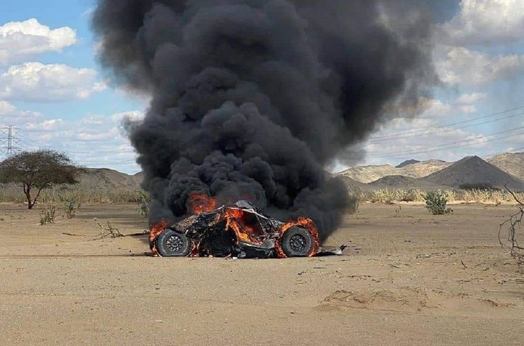 El auto de los checos envuelto en llamas. Foto: @igo2dakar