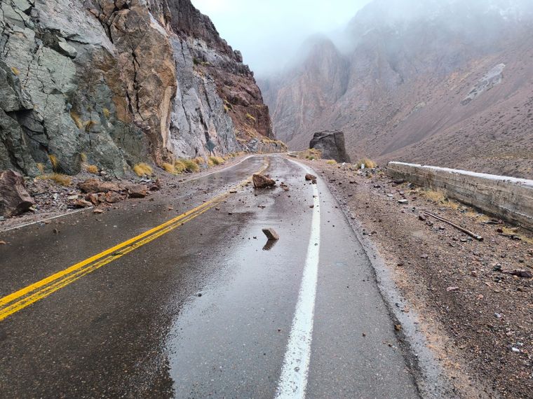 La lluvia y los desprendimientos complican la circulación en alta montaña. Vialidad trabaja en el lugar para despejar la ruta.