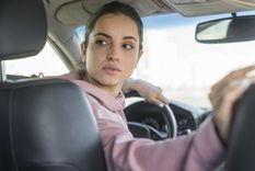 Poner marcha atrás y esquivar los obstáculos, con el pitidito ese que me avisa si se acerca un objeto, taladrándome la cabeza. Foto: Freepick.