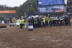 Los manifestantes fueron retirados por el equipo de seguridad de La Rural Foto: Captura de video