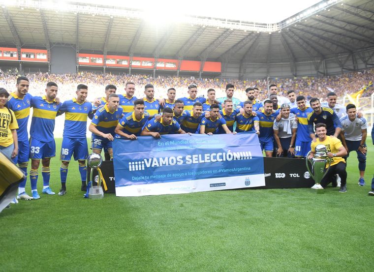Boca salió a jugar con Racing con los trofeos de los dos campeonatos ganados en el año. Foto: Télam