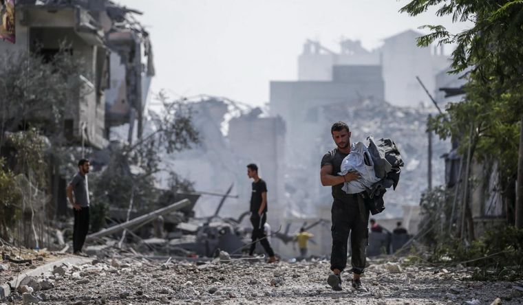 Franja de Gaza bombardeo de Israel Personas caminan entre los escombros que han quedado en Gaza. Foto: Efe.