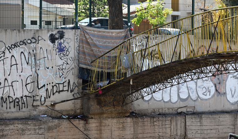 Sin mantenimiento ni responsables claros, el puente del zanjón Frías pasó de ser un atajo clave a un refugio precario.