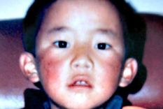 Esta es la única foto que existe de Gedhun Choekyi Nyima. Fue tomada entre en 1994 y 1995.