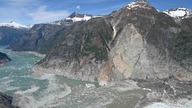 Vista aérea del deslizamiento de tierra y el tsunami de agosto de 2025 cerca del glaciar South Sawyer, en Alaska.