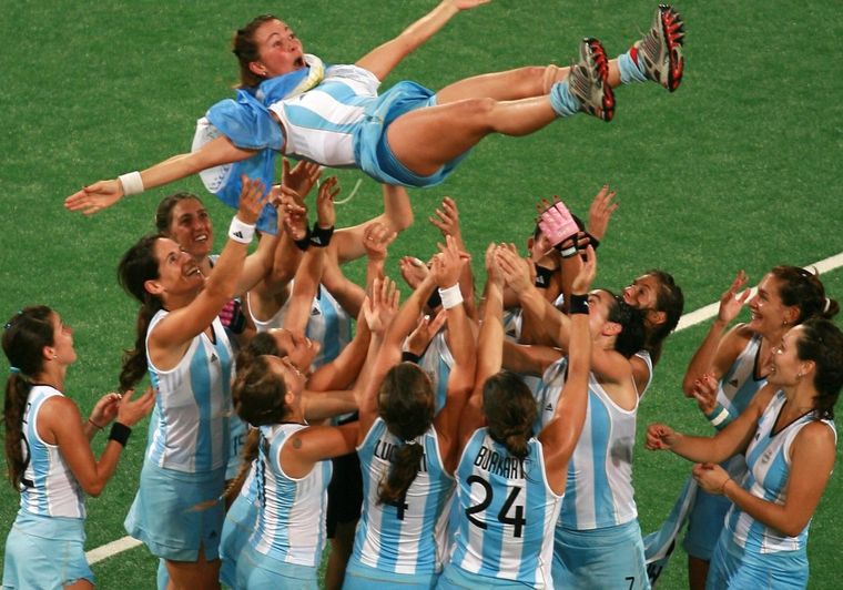 Las jugadoras argentinas mantean a su compañera Magdalena Aicega. Foto: EFE