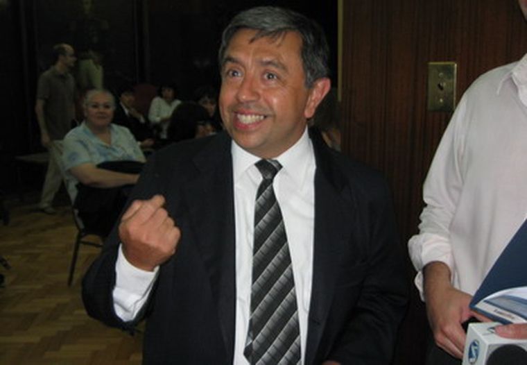 Raul Mercau, feliz antes de hacer el anuncio del IPC local. Foto: MDZ