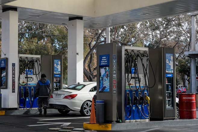 El titular de YPF descartó una suba plena de los combustibles porque bajaría aún más el consumo