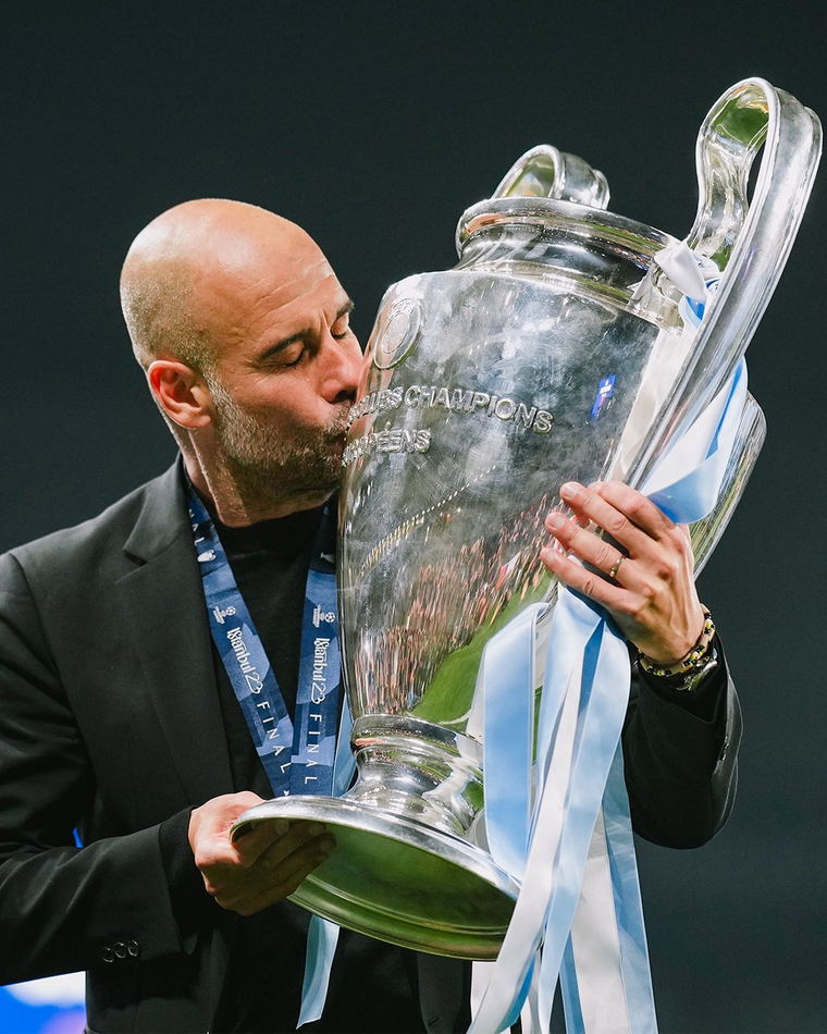 Pep Guardiola besando la única Champions League que conquistó con el Manchester City. Pep Guardiola besando la única Champions League que conquistó con el Manchester City.