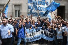 Empleados del Banco Nación se manifiestan en contra del DNU de Milei Foto: Télam