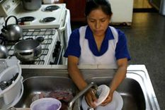 Parte de la explicación de la desigualdad que las afecta puede encontrarse en el origen de esta actividad: el trabajo esclavo y la servidumbre. Foto: Gentileza: Blogspot.