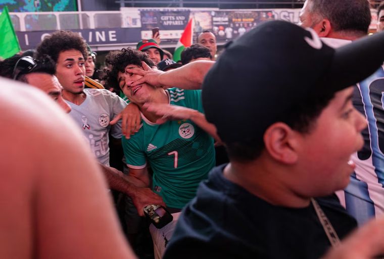 En la previa del partido, los hinchas de Argentina se cruzaron con los de Argelia.