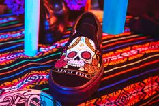 vans calzado Vans lanzó un modelo basado en la tradición mexicana del Día de Muertos. Foto: Noticias NRT México