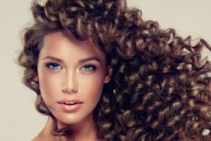Dale vida a tus rizos: 5 peinados para que tu melena sea el centro de todas las miradas durante esta temporada.