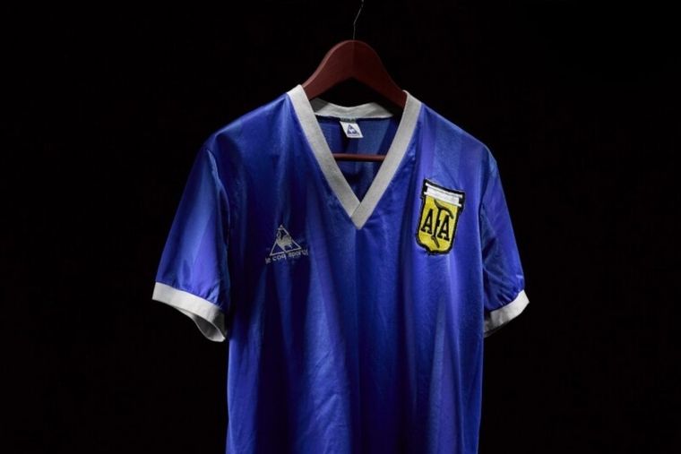 Comenzó la subasta por la camiseta que utilizó Maradona contra Inglaterra en el mítico partido de cuartos de final en México 86.