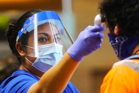 Hacer tests y mantener la distancia social son claves para contener el virus, según la OMS. Foto: BBC Mundo